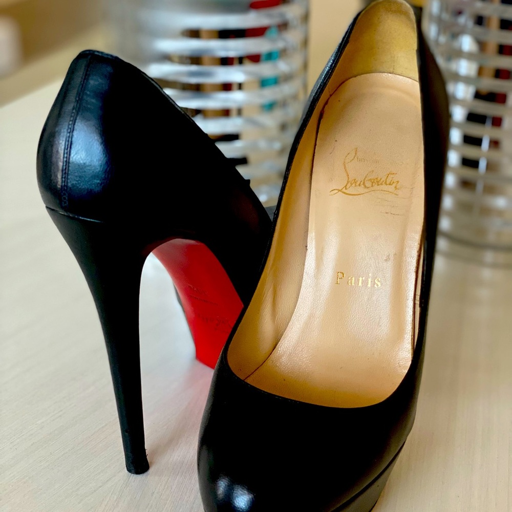 Size 39 Authentic Christian Louboutin pumps